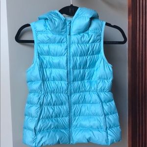 Uniqlo Girls Puffer Vest size 9-10yrs. 💙